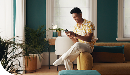 Homem usando aplicativo de saúde no celular em casa.