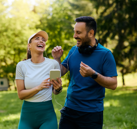 Casal praticando atividade ao ar livre promovendo bem-estar mental.