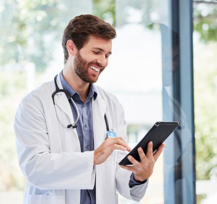 Médico usando tablet