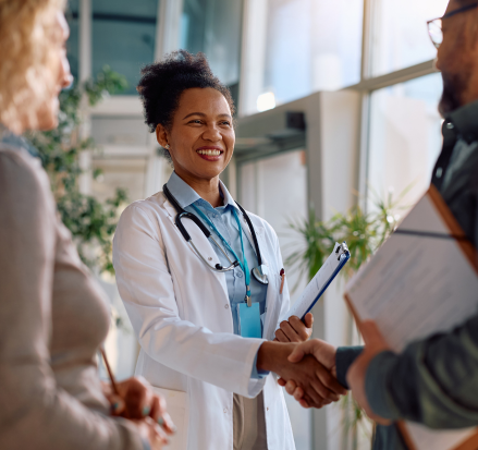 Médica cumprimentando