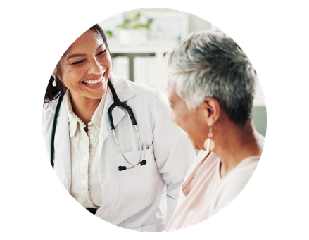 Médica orienta paciente sobre diagnóstico de endometriose.