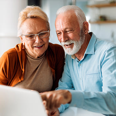 casal de idosos conversando