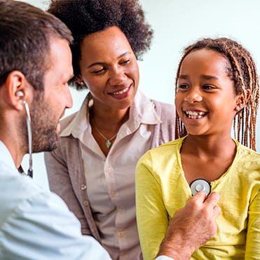 medico examinando pacientes