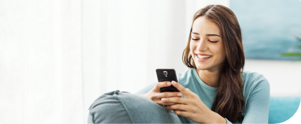 Mulher olhando para celular