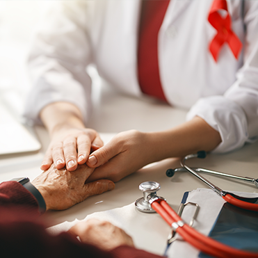 Profissional de saúde apoia paciente com símbolo de conscientização em destaque.